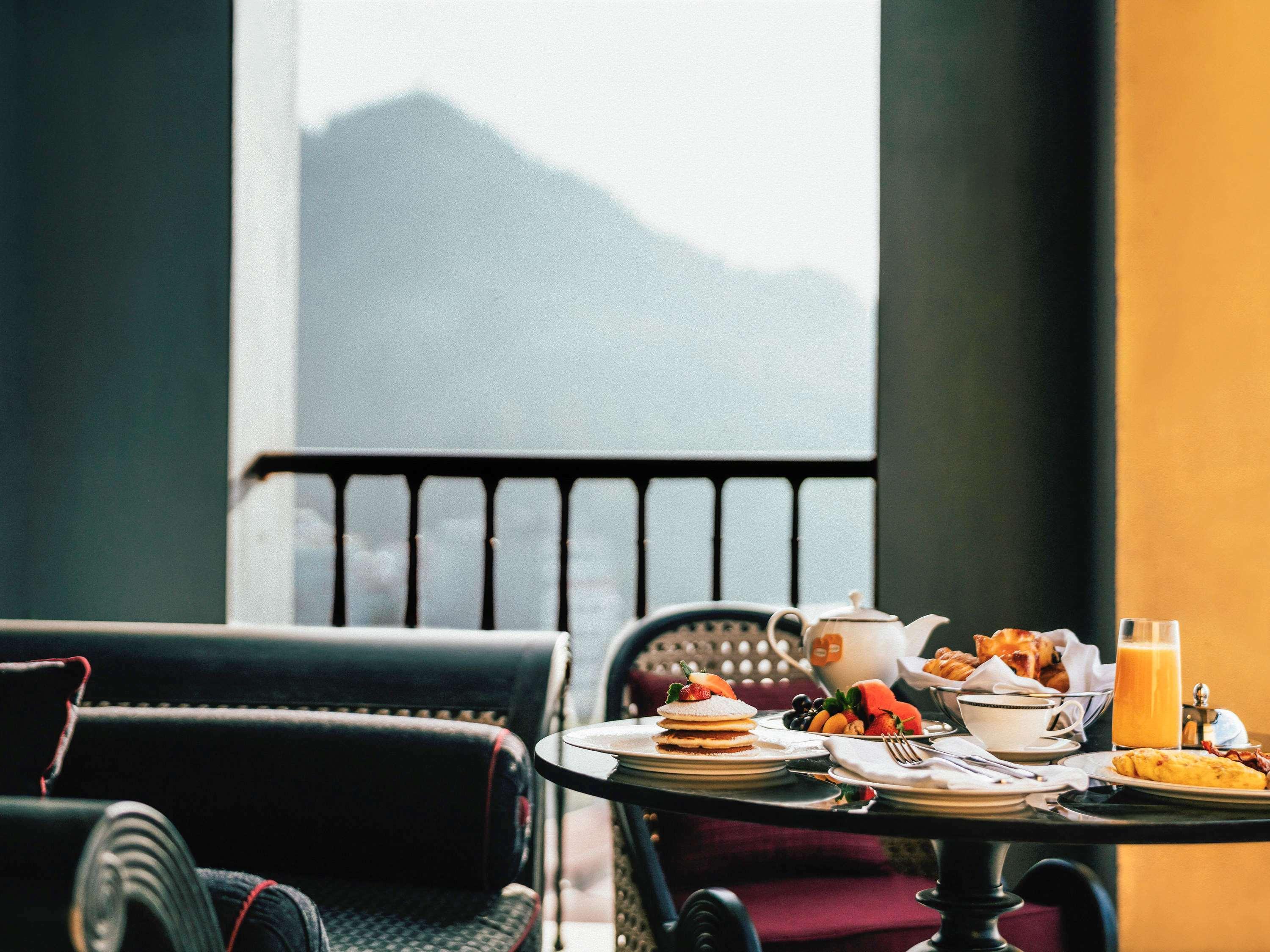 Hotel De La Coupole - Mgallery Sapa Exteriér fotografie A breakfast table
