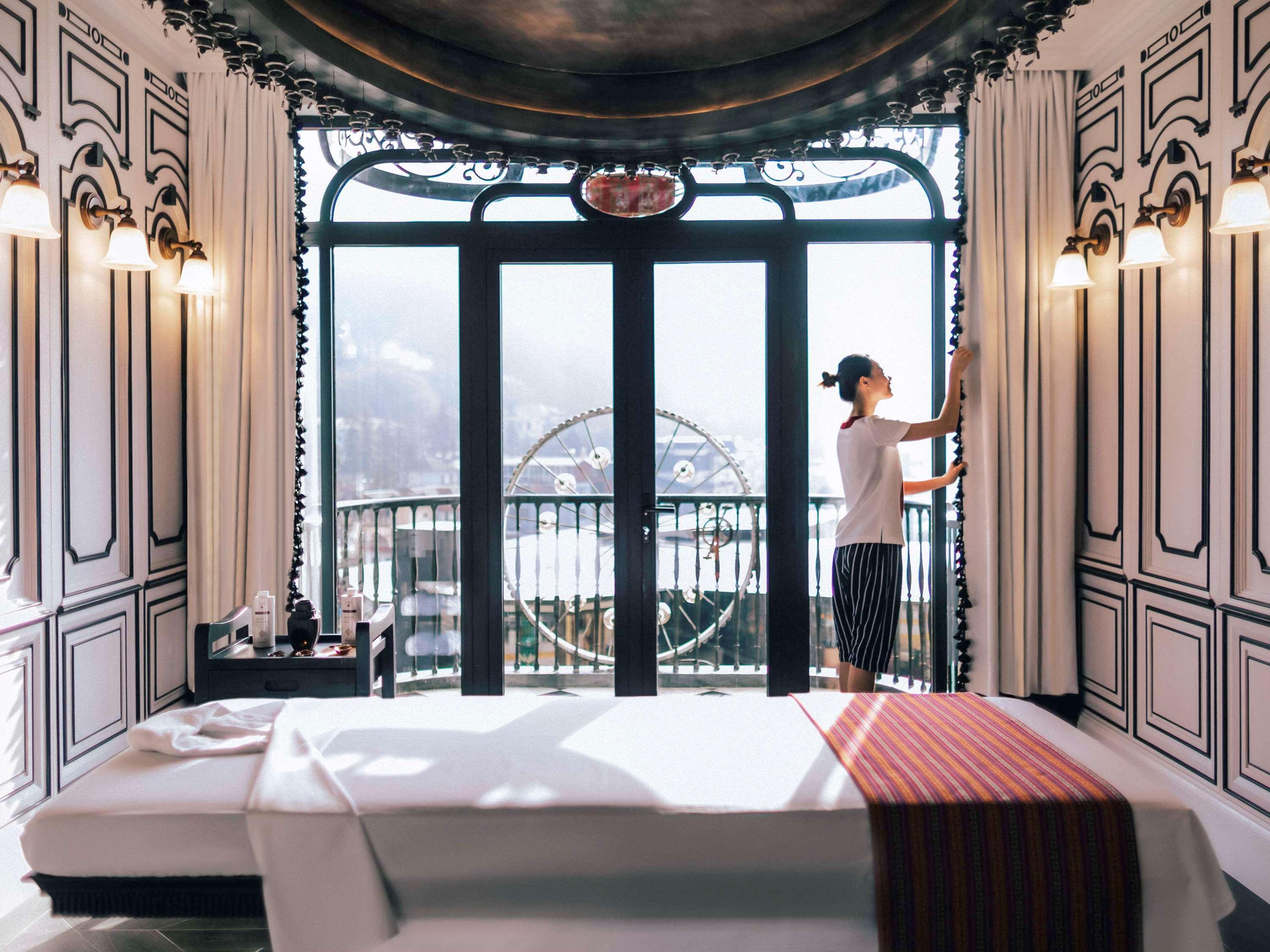 Hotel De La Coupole - Mgallery Sapa Exteriér fotografie A guest room at the Mandarin Oriental, Hong Kong