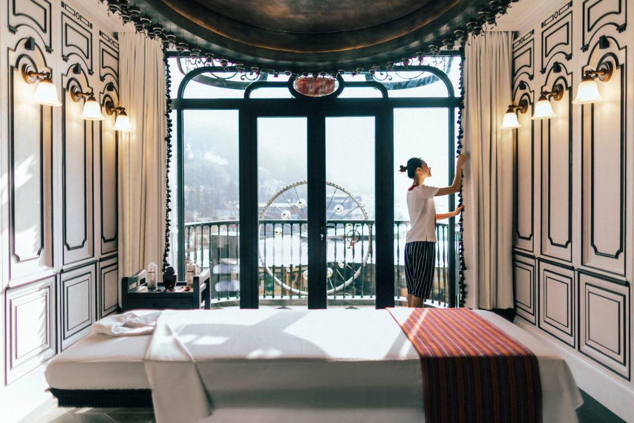 Hotel De La Coupole - Mgallery Sapa Exteriér fotografie A guest room at the Mandarin Oriental, Hong Kong